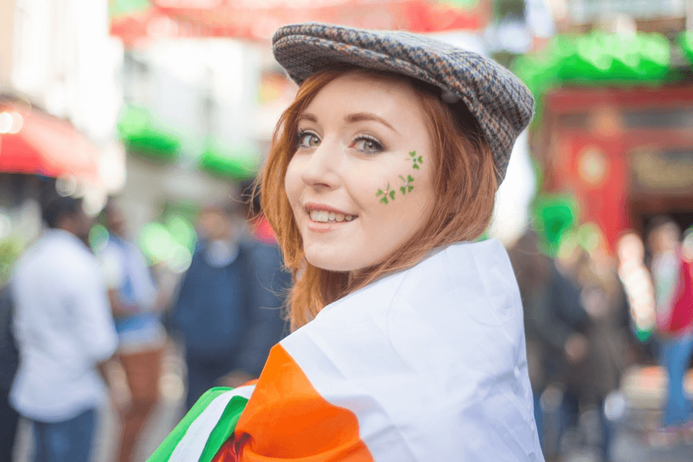 Glückliche Frau in Irlands Nationalfarben