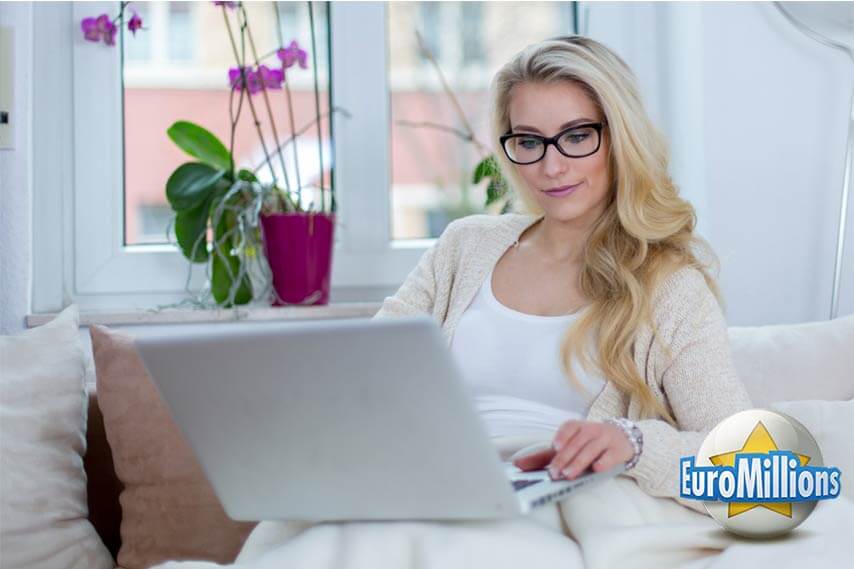 Kobieta z laptopem Kobieta szuka informacji w Internecie