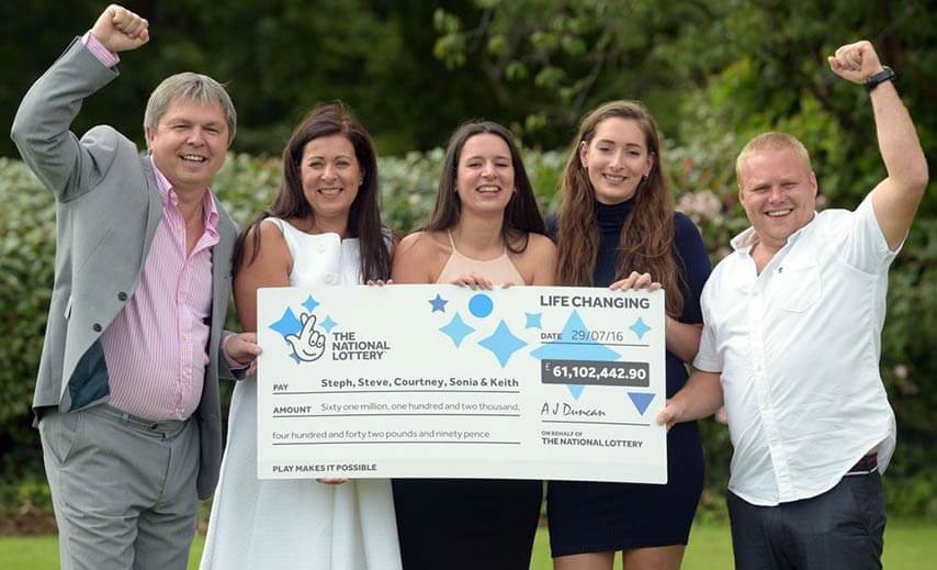 Rodzina Daviesów odbiera czek EuroMillions Sonia Davies wygrała 61,1 mln funtów